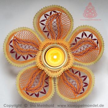 Preview: 458 Klöppelbrief Blüte „Hibiscus" für Holz-Teelichthalter